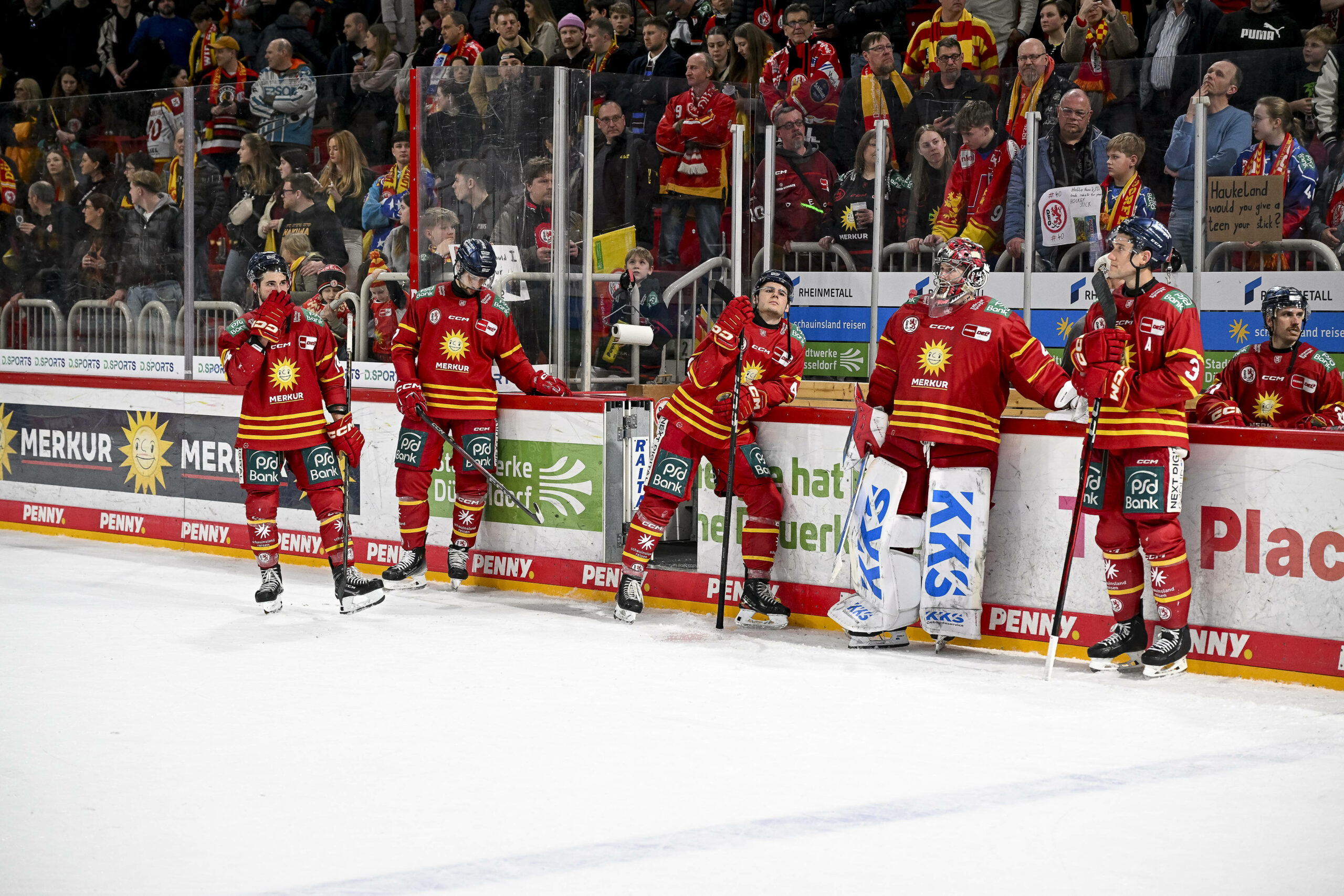 Enttäuschte Spieler der Düsseldorfer EG nach dem Spiel gegen Grizzlys Wolfsburg