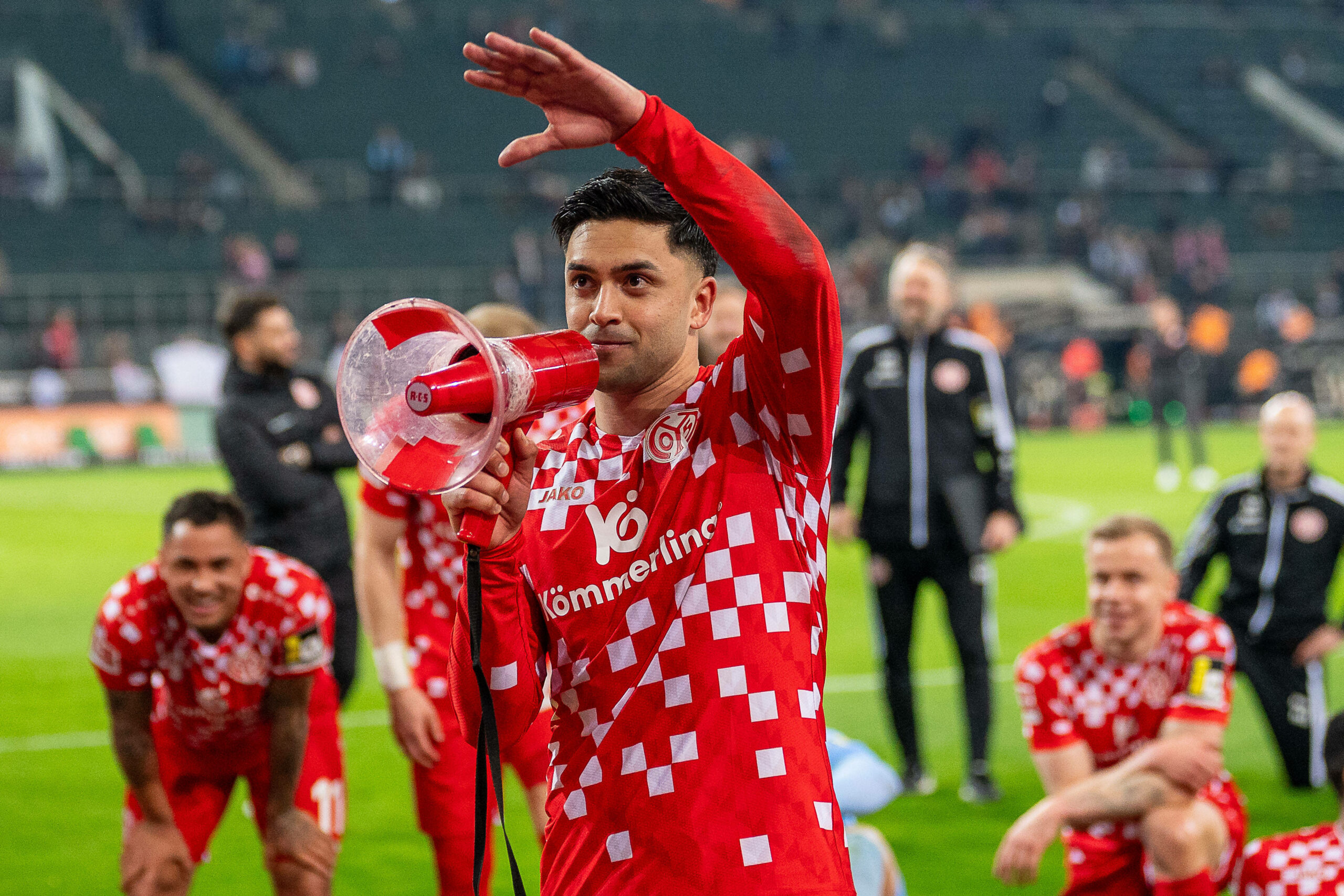 Nadiem Amiri mit Megafon nach dem Spiele gegen Borussia Mönchengladbach