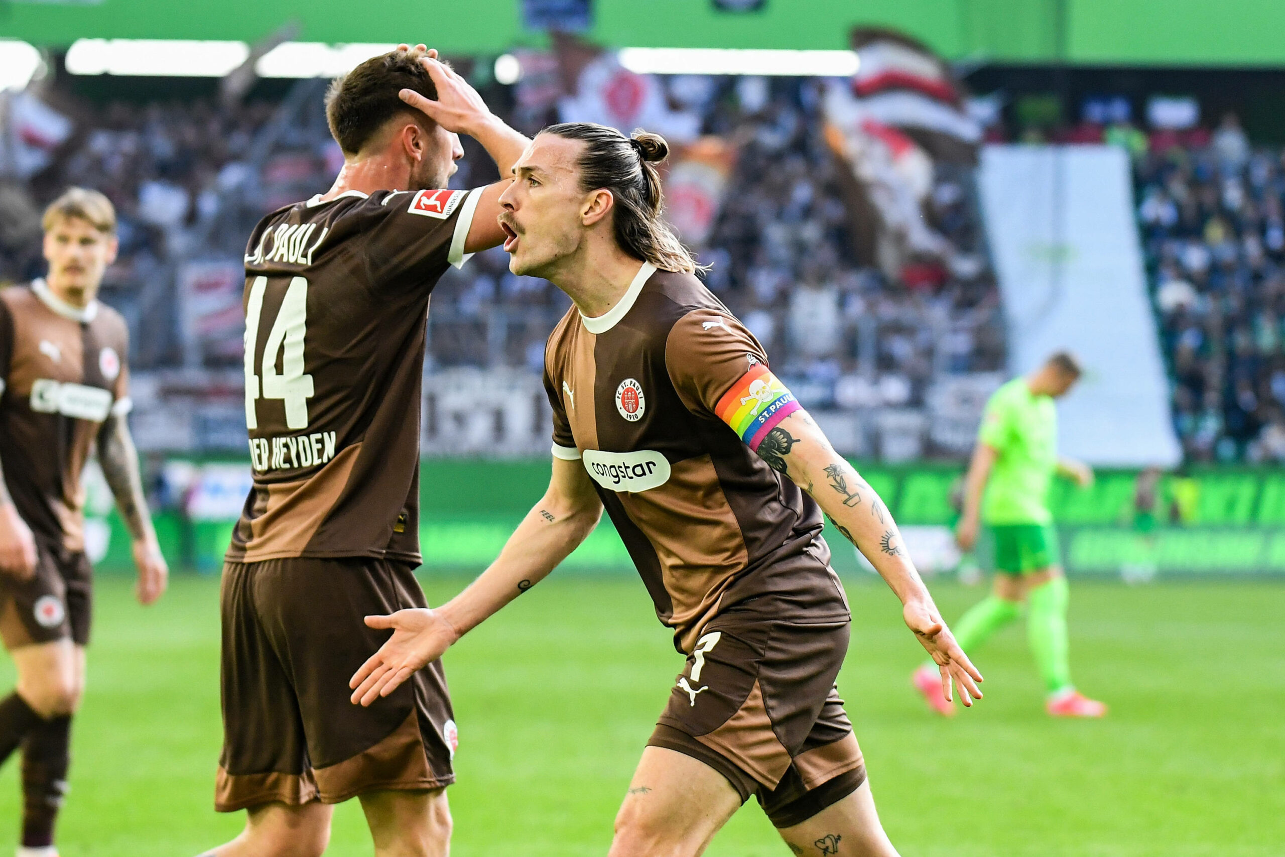 Jackson Irvine protestiert nach dem Elfmeter-Pfiff gegen St. Pauli