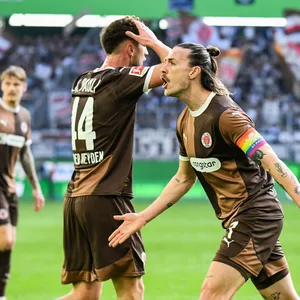 Jackson Irvine protestiert nach dem Elfmeter-Pfiff gegen St. Pauli