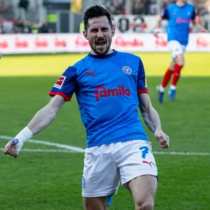 Steven Skrzybski jubelt gegen Stuttgart