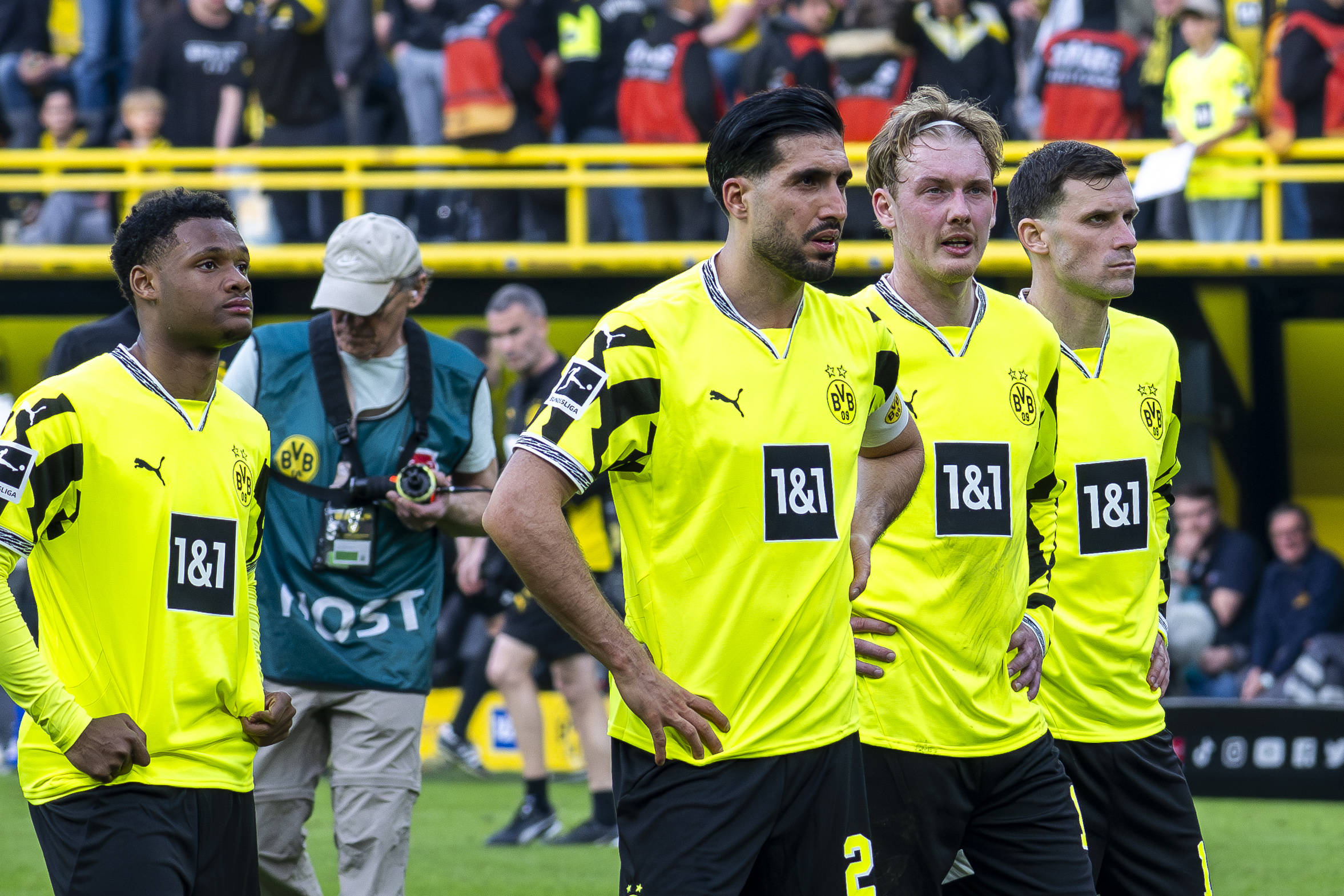 Dortmunds Stars mussten sich nach der 0:1-Pleite gegen Augsburg einiges anhören.