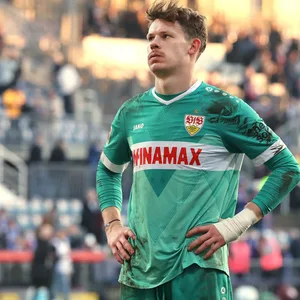 Alexander Nübel schaut auf die Tribüne und wirkt nicht zufrieden