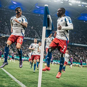 Jean-Luc Dompé und Davie Selke hüpfen in die Luft