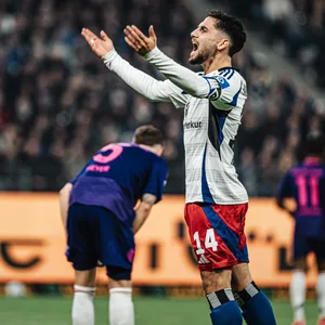 Ludovit Reis fordert die HSV-Fans mit seinen Händen zum Support auf