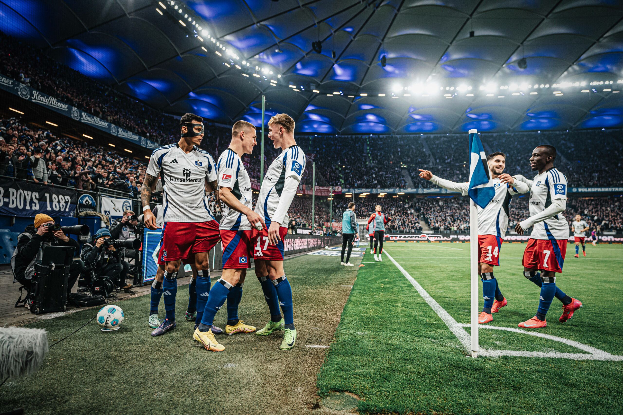 Davie Selke, Miro Muheim, Adam Karabec, Ludovit Reis und Jean-Luc Dompé jubeln an der Eckfahne.