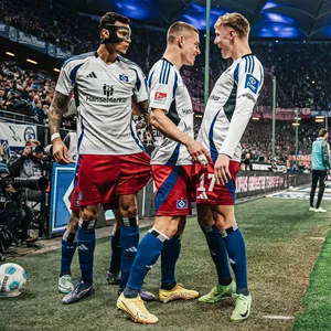 Davie Selke, Miro Muheim, Adam Karabec, Ludovit Reis und Jean-Luc Dompé jubeln an der Eckfahne.