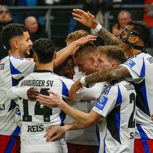 Der nächste große Schritt im Aufstiegskampf: Die HSV-Profis bejubeln das 4:1 gegen Düsseldorf.