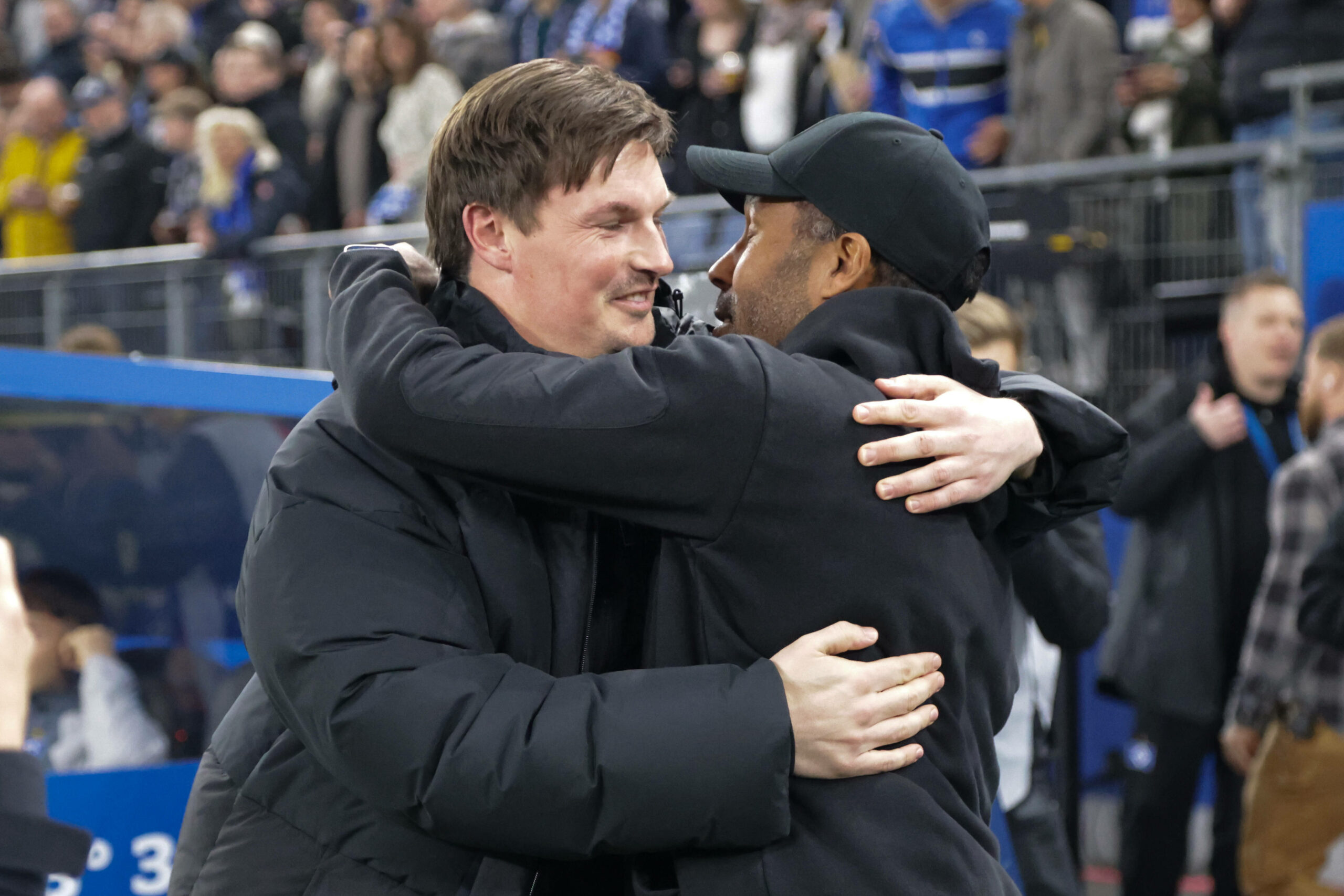 Da war noch alles bestens: HSV-Coach Merlin Polzin (l.) und Daniel Thioune vor dem Anpfiff.