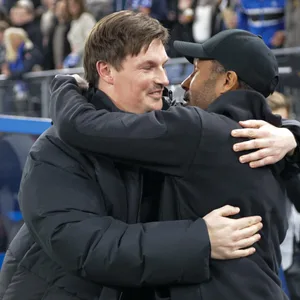 Da war noch alles bestens: HSV-Coach Merlin Polzin (l.) und Daniel Thioune vor dem Anpfiff.