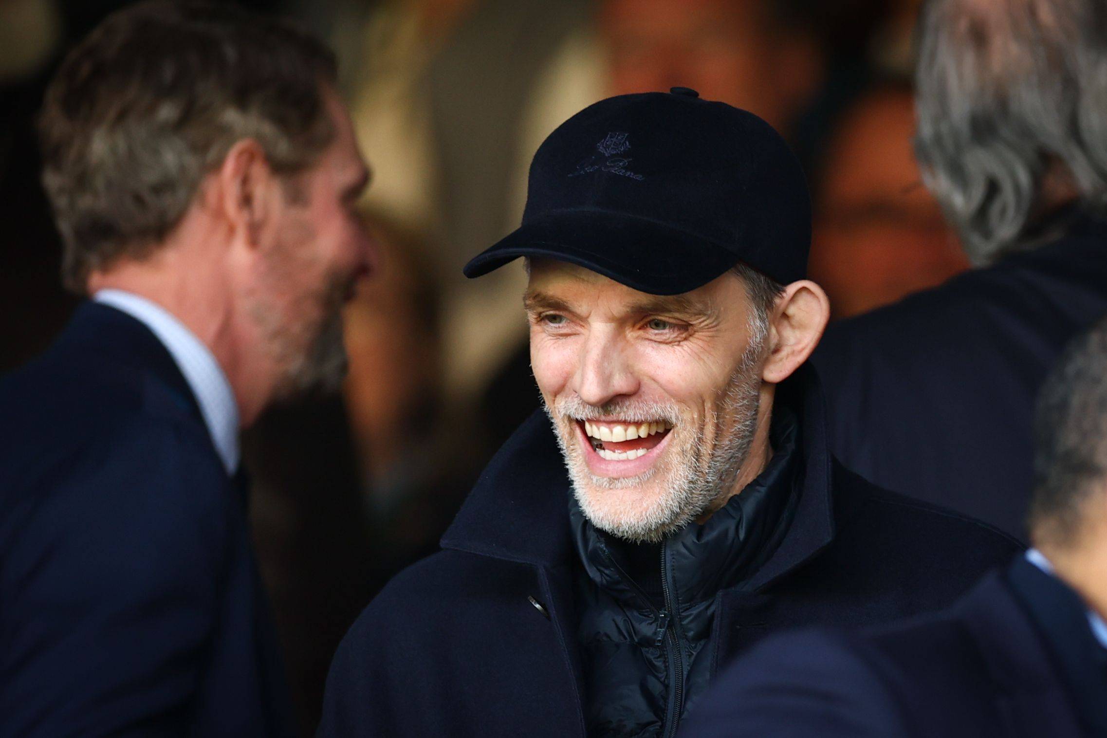 Thomas Tuchel lacht als Zuschauer eines Premier-League-Spiels.