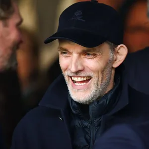 Thomas Tuchel lacht als Zuschauer eines Premier-League-Spiels.