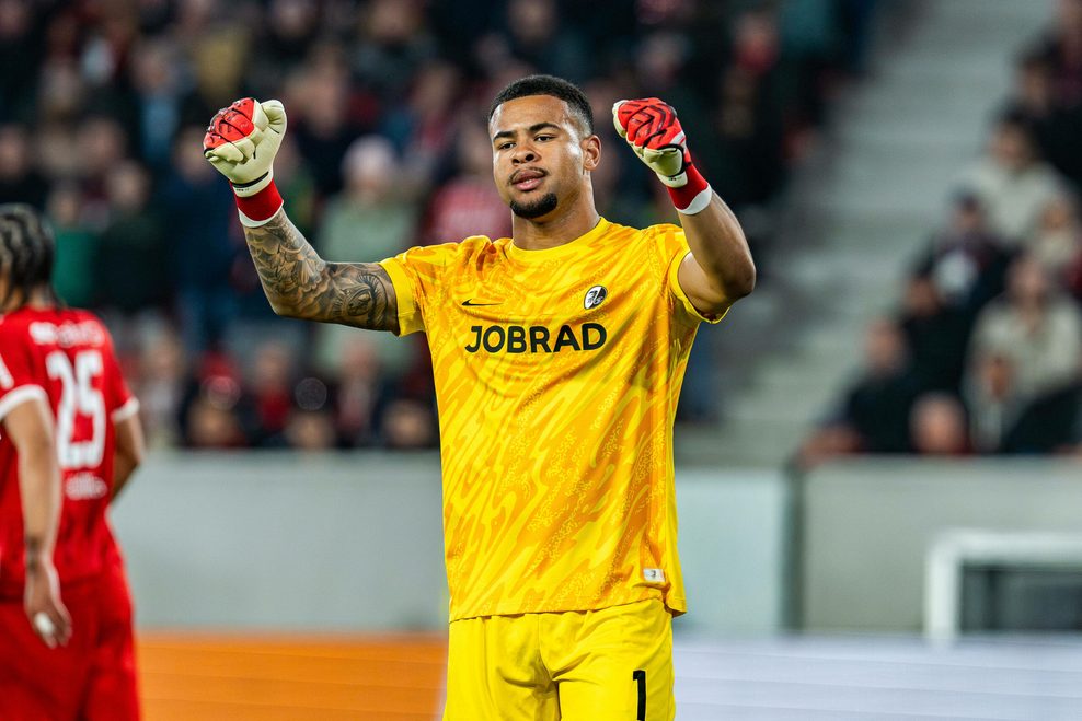 Freiburg Torwart Noah Atubolu feiert sich nach dem Spiel gegen RB Leipzig