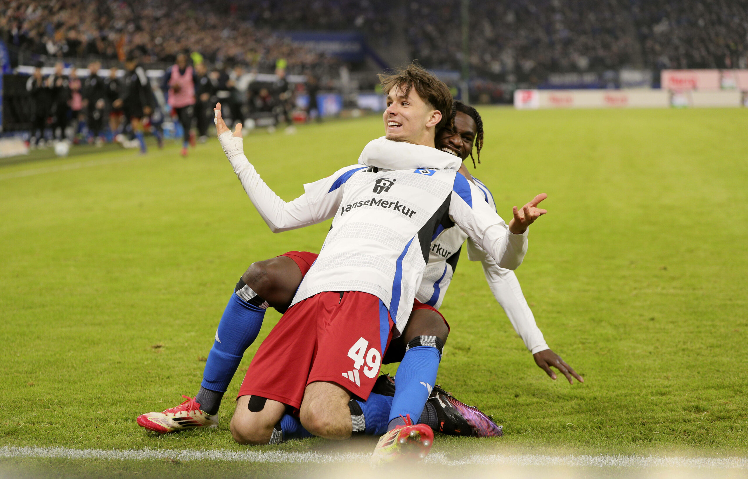 Jubel ohne Grenzen: Otto Stange lässt sich nach seinem Tor gegen Düsseldorf von seinem HSV-Kollegen Fabio Baldé herzen.