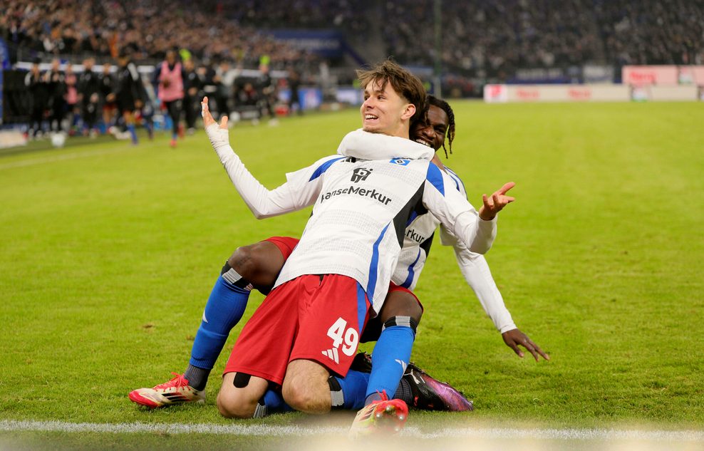 Jubel ohne Grenzen: Otto Stange lässt sich nach seinem Tor gegen Düsseldorf von seinem HSV-Kollegen Fabio Baldé herzen.