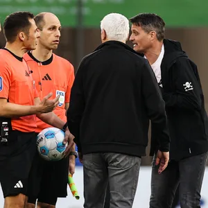 Alexander Blessin diskutiert mit Schiedsrichter Robert Hartmann und den Linienrichtern