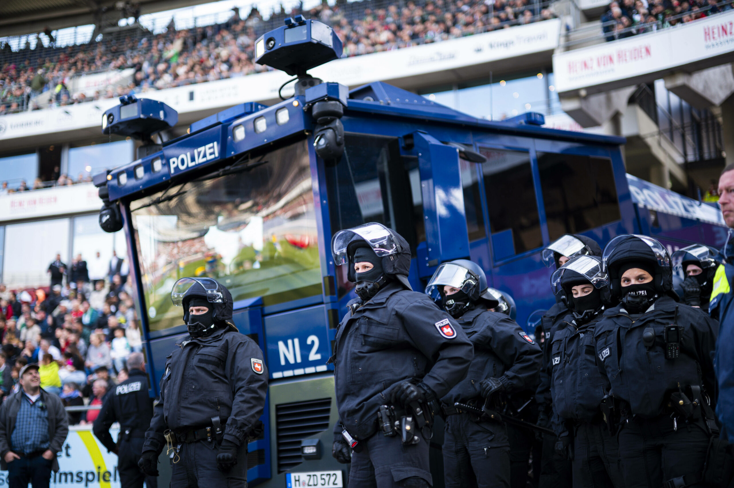 Polizisten mit Fahrzeug im Stadion in Hannover