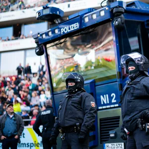 Polizisten mit Fahrzeug im Stadion in Hannover