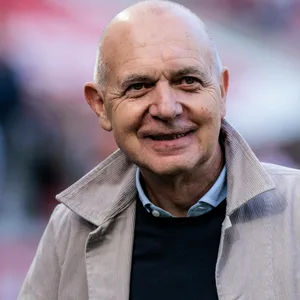 Bernd Neuendorf trägt eine beige Jacke