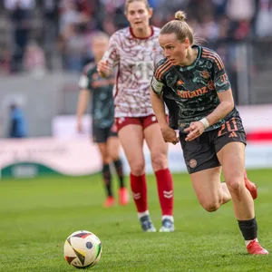Franziska Kett läuft mit dem Ball