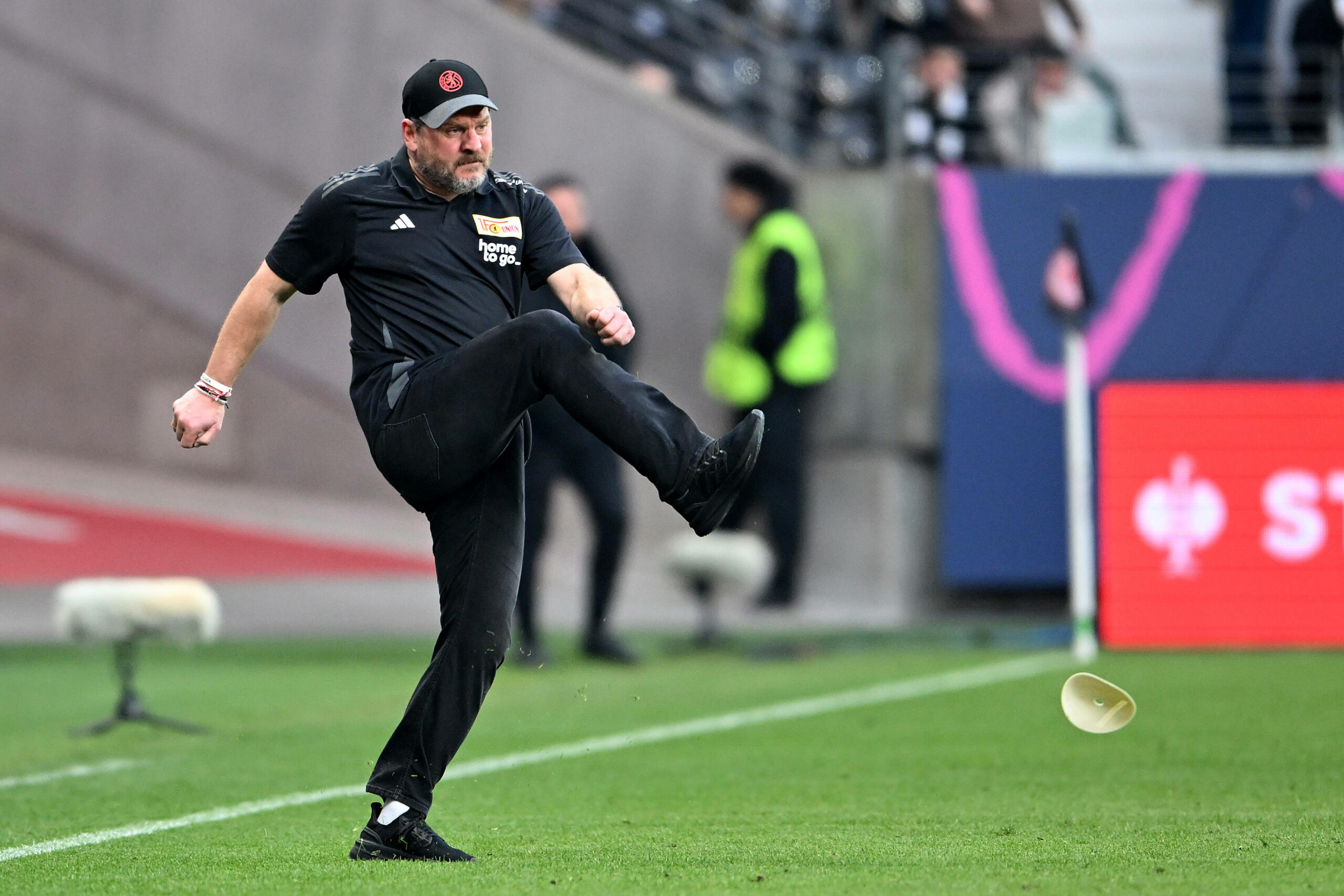 Steffen Baumgart tritt ein Hütchen weg