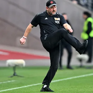 Steffen Baumgart tritt ein Hütchen weg