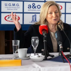 Claudia Pechstein bei einer Pressekonferenz