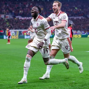 Alphonso Davis und Harry Kane bejubeln den Sieg gegen Leverkusen