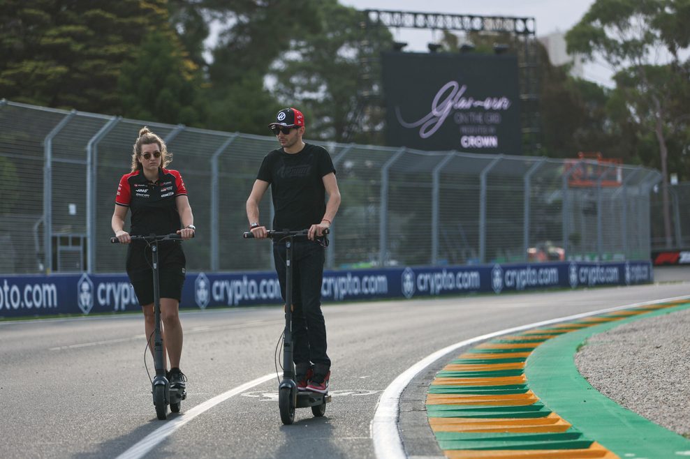 Laura Müller mit Esteban Ocon bei der Streckenerkundung auf E-Rollern in Melbourne.