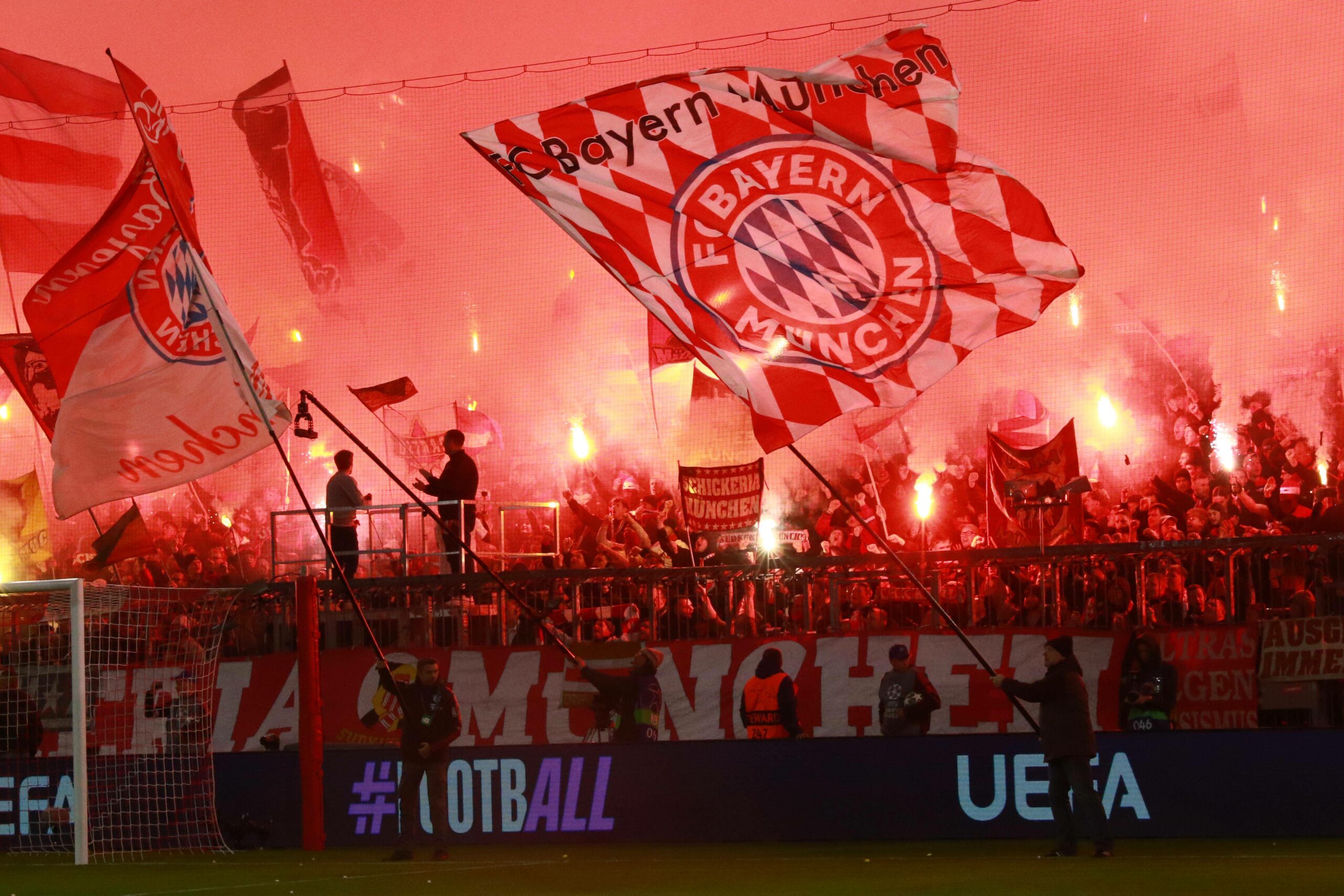 Pyrotechnik in der Kurve des FC Bayern