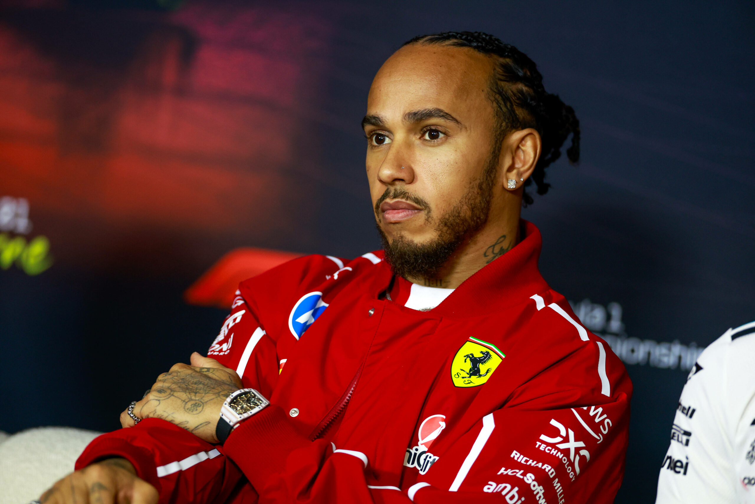 Lewis Hamilton in Ferrari-Rot