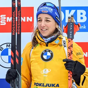 Franziska Preuß bei der Siegerehrung in Pokljuka (SVN)