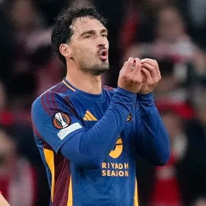 Mats Hummels macht eine italienische Geste mit seinen Händen.