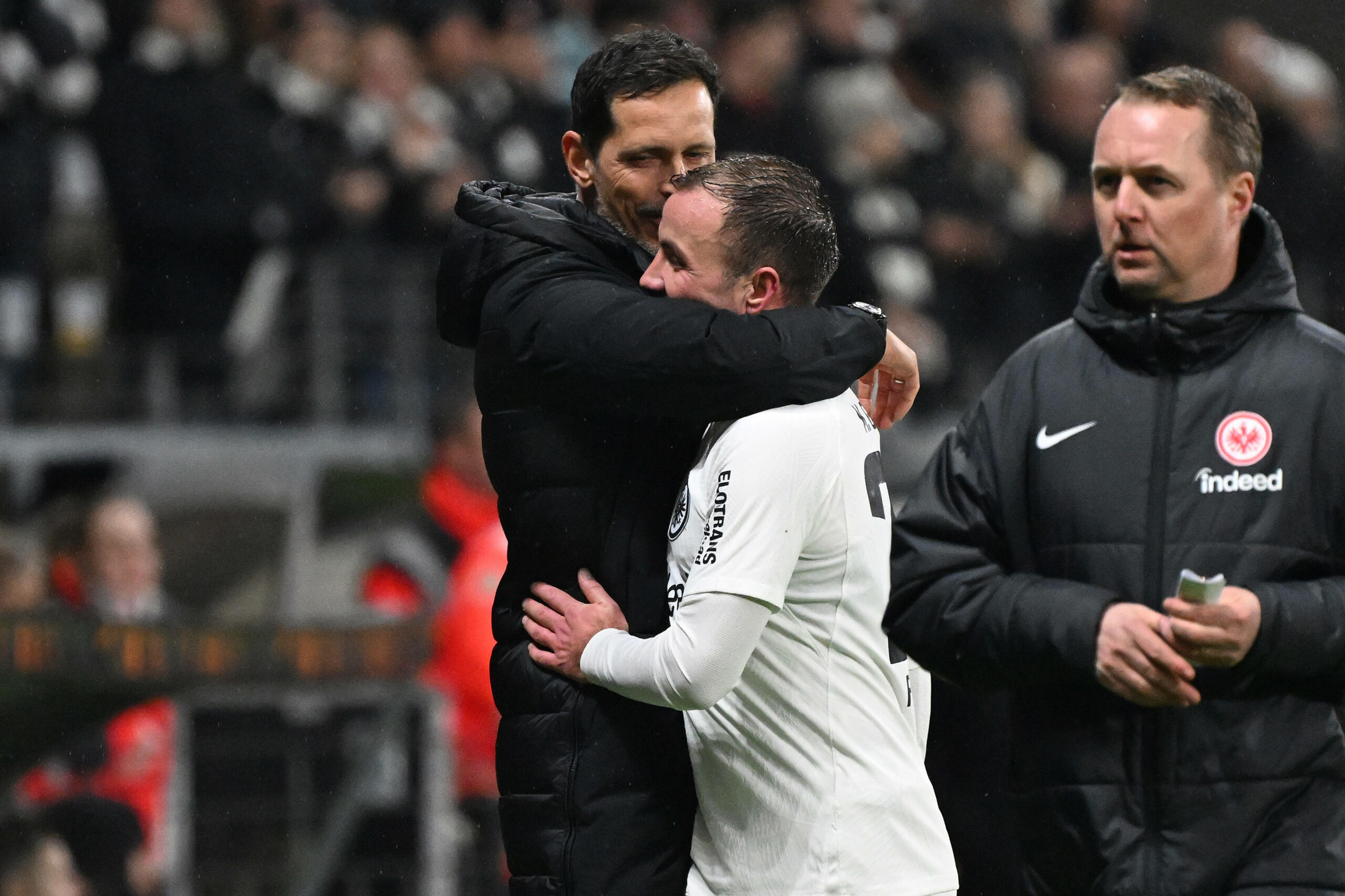 Mario Götze wurde nach seinen zwei Toren gegen Amsterdam von Trainer Dino Topmöller geherzt.