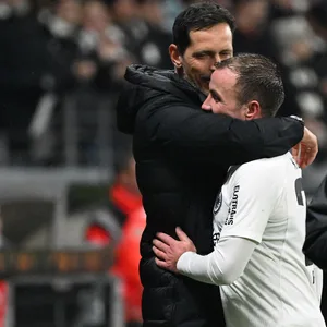 Mario Götze wurde nach seinen zwei Toren gegen Amsterdam von Trainer Dino Topmöller geherzt.