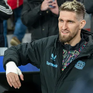 Robert Andrich lehnt ihn Auswechselspielerklamotte auf der Trainerbank.