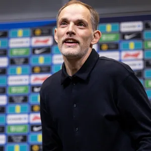 Thomas Tuchel guckt in Richtung der Journalisten