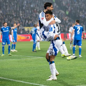 Der Matchwinner und sein erster Gratulant: Ransford Königsdörffer (rechts) lässt sich von Ludovit Reis feiern.