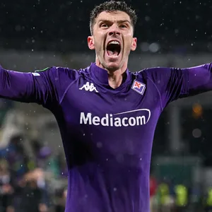 Robin Gosens breitet die Arme aus und schreit