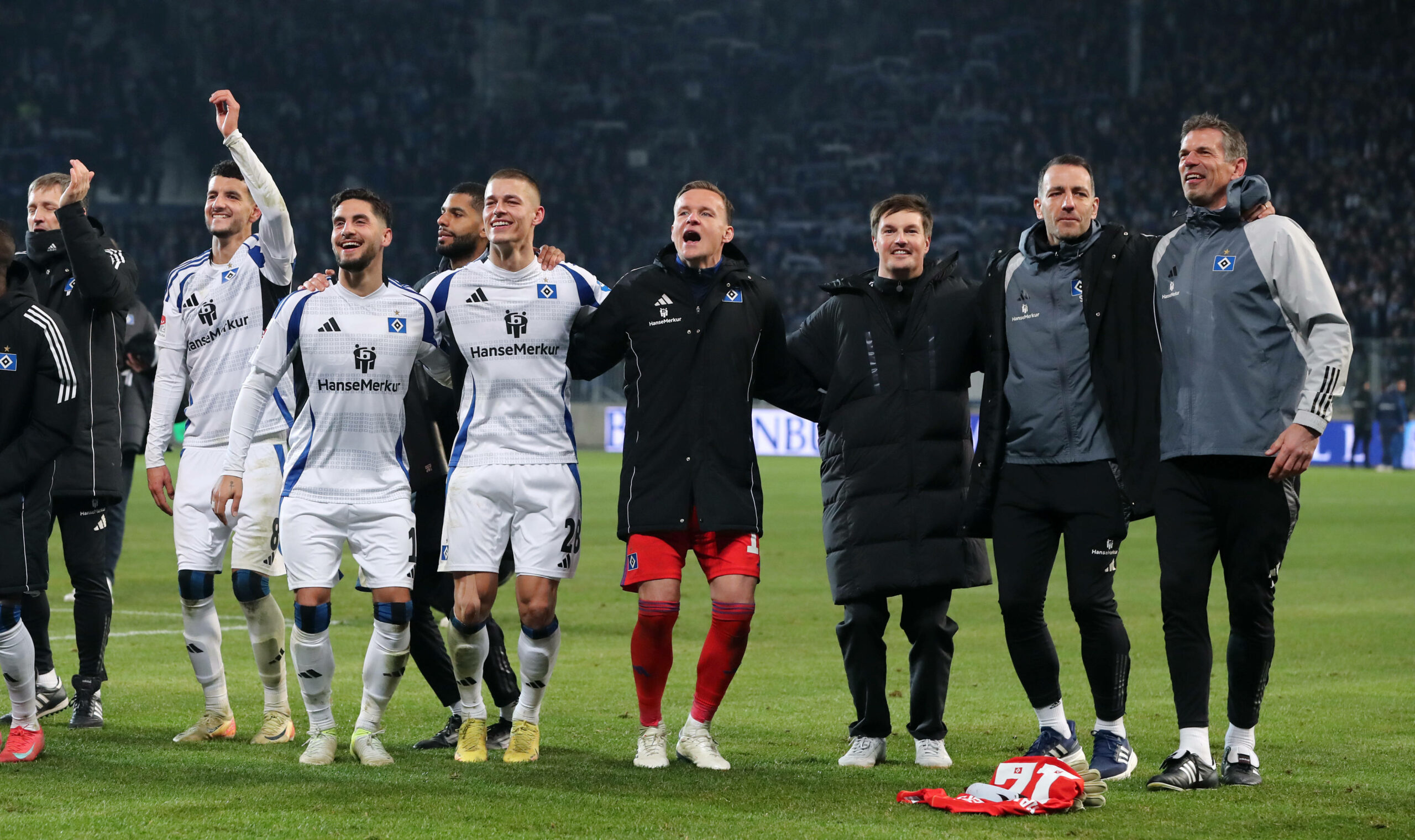 Die HSV-Profis jubeln nach dem 3:0 in Magdeburg vor der Fankurve