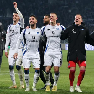 Die HSV-Profis jubeln nach dem 3:0 in Magdeburg vor der Fankurve