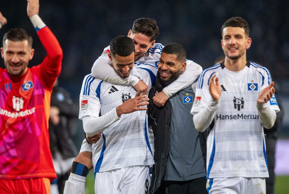 Die HSV-Spieler gehen zum Dank in die Fankurve und applaudieren