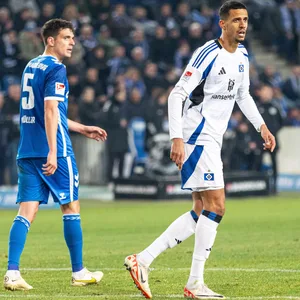 Robert Glatzel guckt in Magdeburg über den Platz