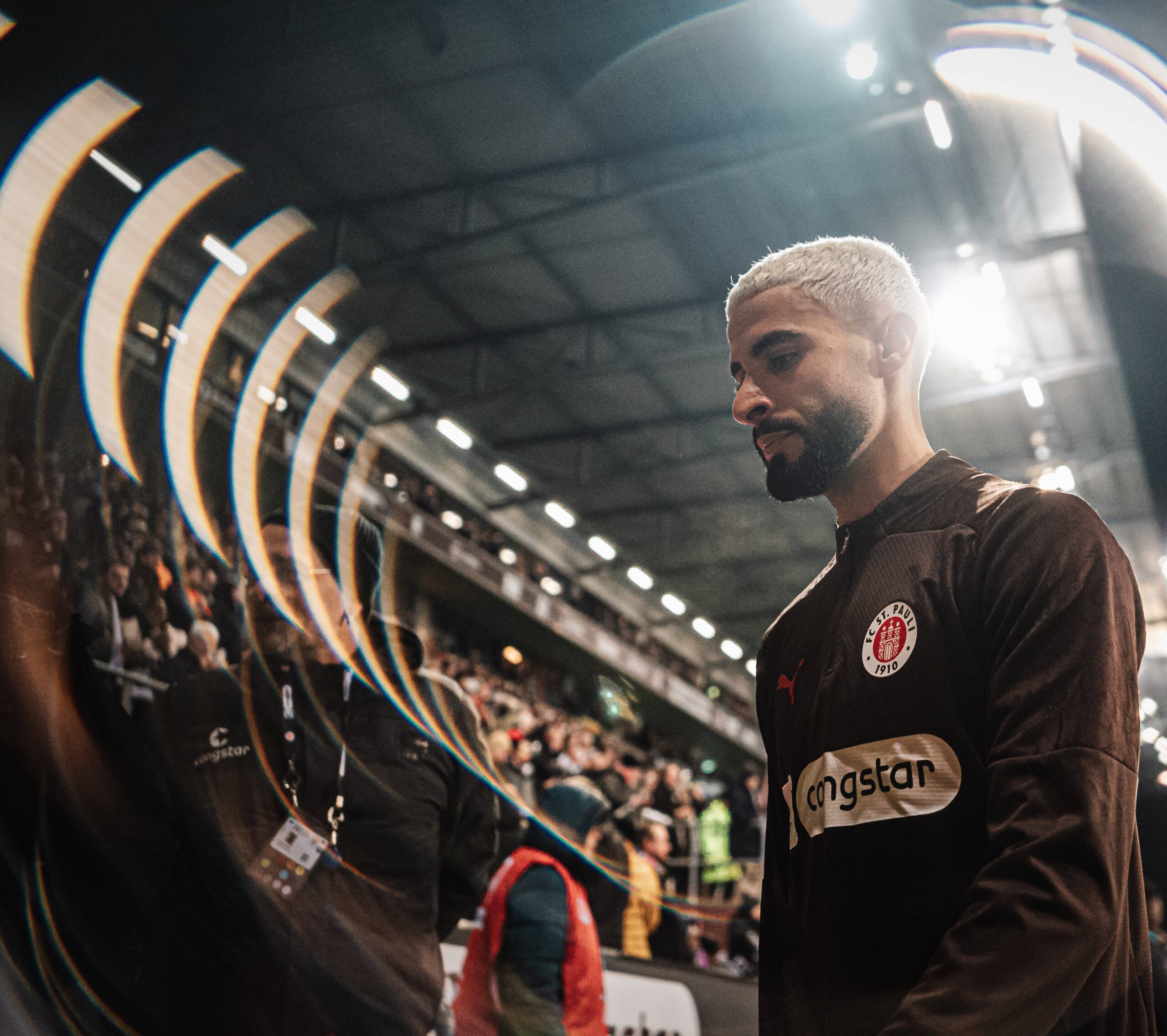 Elias Saad guckt am Millerntor zu Boden