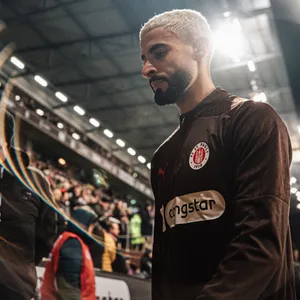 Elias Saad guckt am Millerntor zu Boden