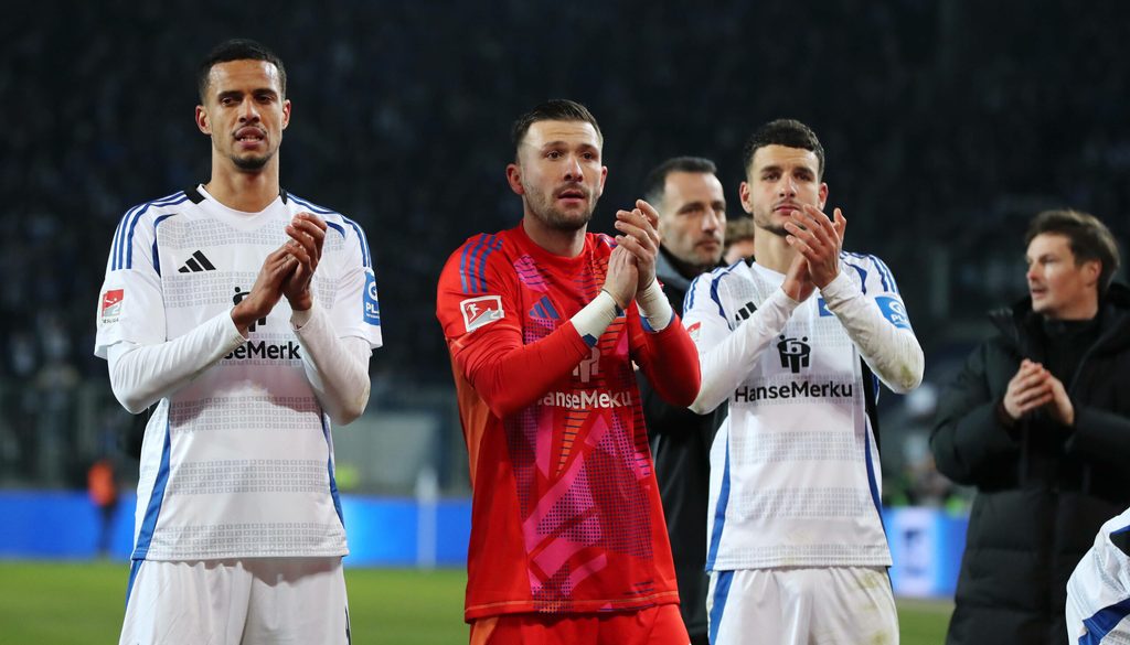 Robert Glatzel, Daniel Heuer Fernandes und Daniel Elfadli klatschen vor der HSV-Fankurve