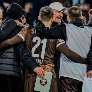 Alexander Blessin spricht im Kreis zur Mannschaft