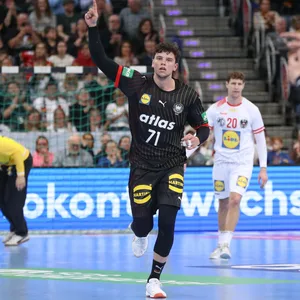 Marko Grgic zeigt den Finger nach oben und jubelt