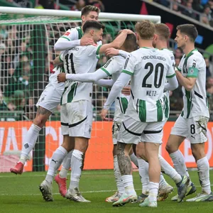 Tim Kleindienst wird von seinen Mitspielern gefeiert.