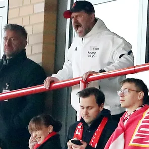 Steffen Baumgart schreit auf der Tribüne